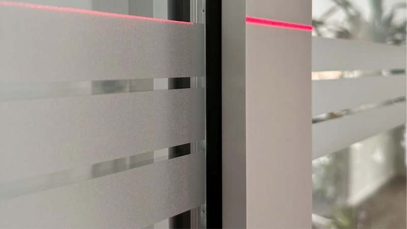 sichtschutzfolien streifen als anlaufschutz und durchlaufschutz auf glast&uuml;r mit laser ausgerichtet