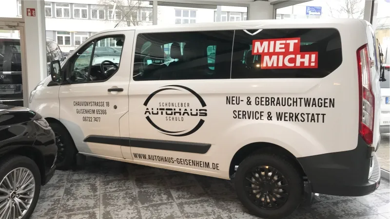 werbebeschriftung auf transporter eines autohauses in geisenheim
