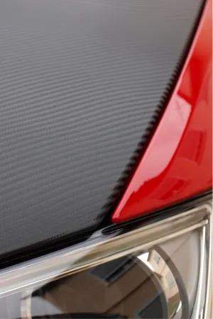 Ausschnitt von einer Motorhaube die mit einer 3M Carbonfolie beklebt wurdefolierung einer 