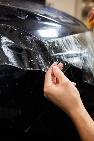 Montage einer Lackschutzfolie f&uuml;r die Motorhaube